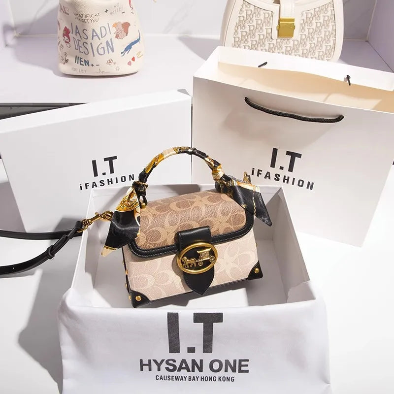 New minimalist and fashionable small handbag