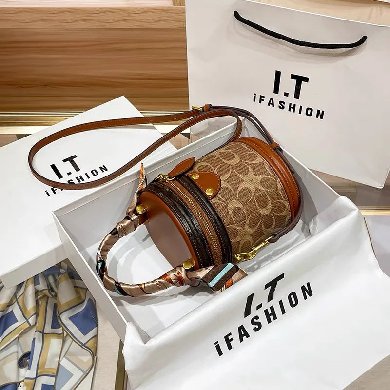 New minimalist and fashionable small handbag